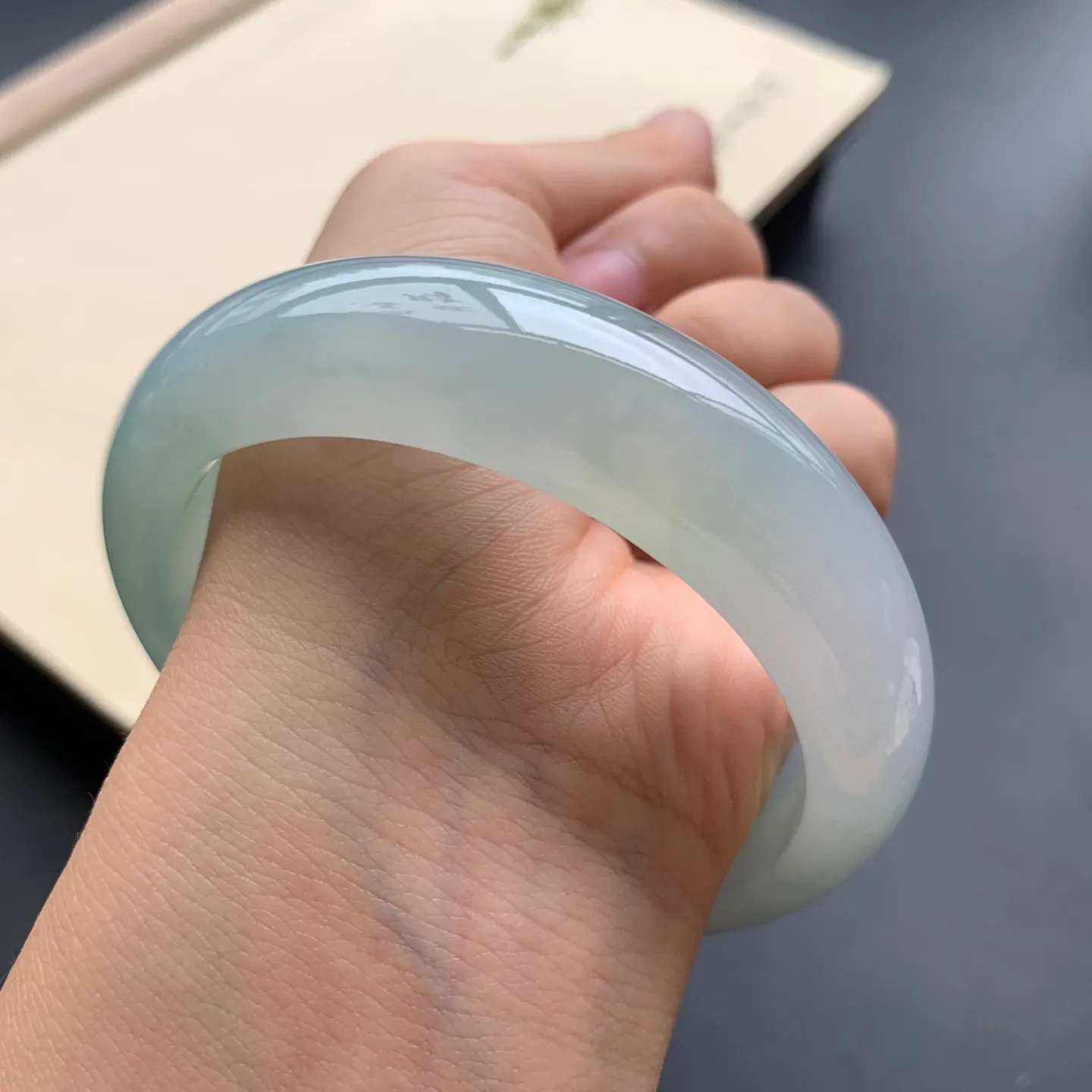 54圈口啤酒绿正圈手镯 尺寸：54-12.6-8.5，无纹裂，水润透亮，胶感十足