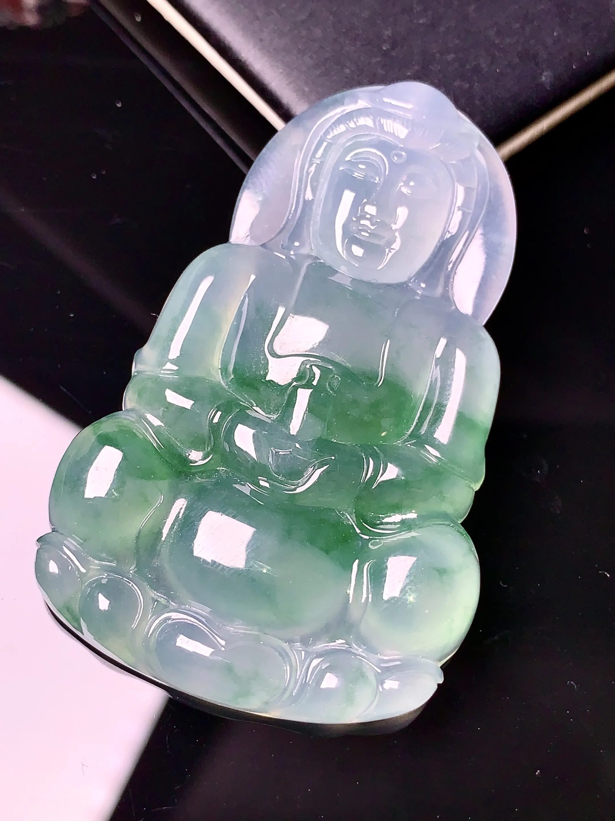 飘绿观音吊坠 玉质细腻 色泽艳丽 整体尺寸53.8*34.8*5.6