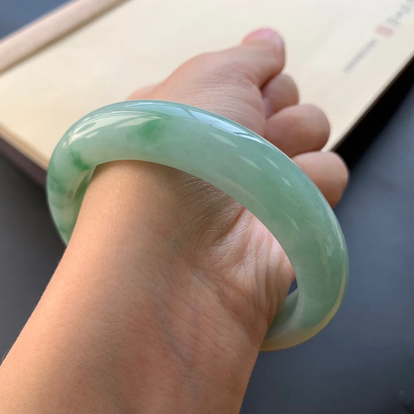 55.5圈口飘花正圈手镯 尺寸：55.5-12.5-8.6，无纹裂，细腻光滑，花色浓郁