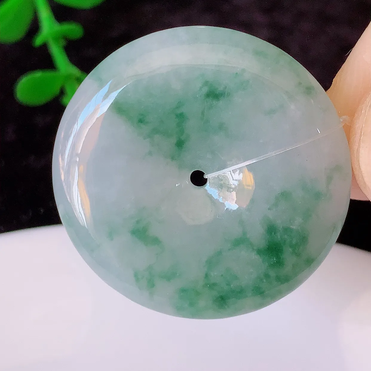 自然光实拍，冰飘花翡翠平安扣吊坠，形体饱满圆润，平安扣肥嘟嘟的，平平安安，种水很好， 配戴精美！#49.31