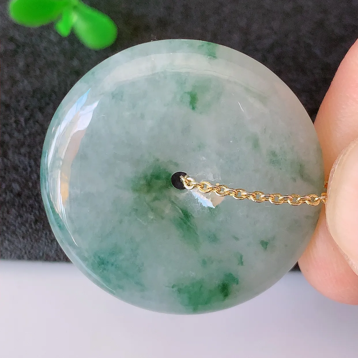 自然光实拍，冰胶飘花翡翠平安扣吊坠，翠色灵动，种老水足， 寓意好， 品相佳， 佩戴佳品！#39.31