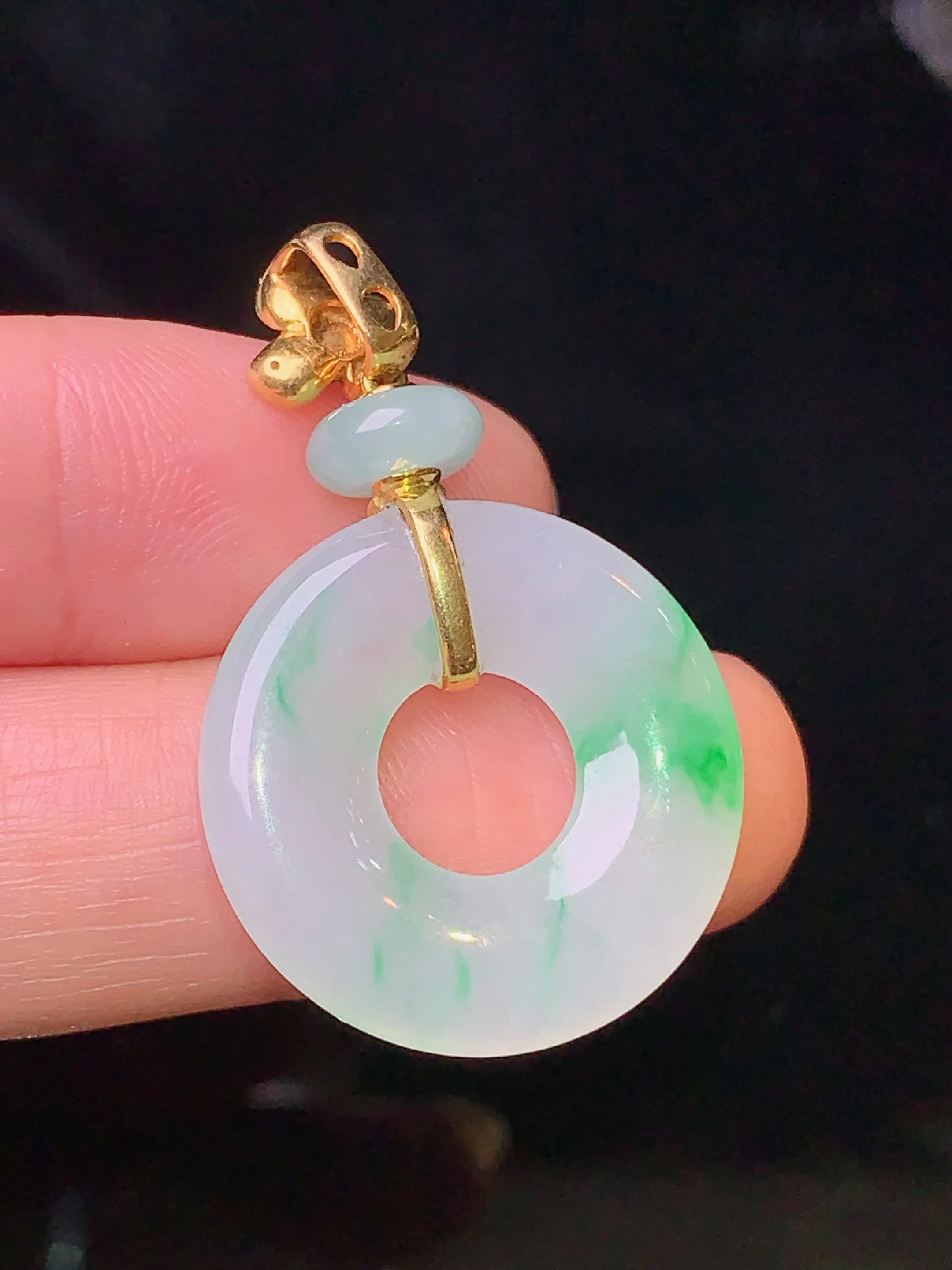 18k金钻镶嵌飘绿平安环吊坠 玉质细腻 色泽艳丽 整体尺寸34.3*22.2*3.8