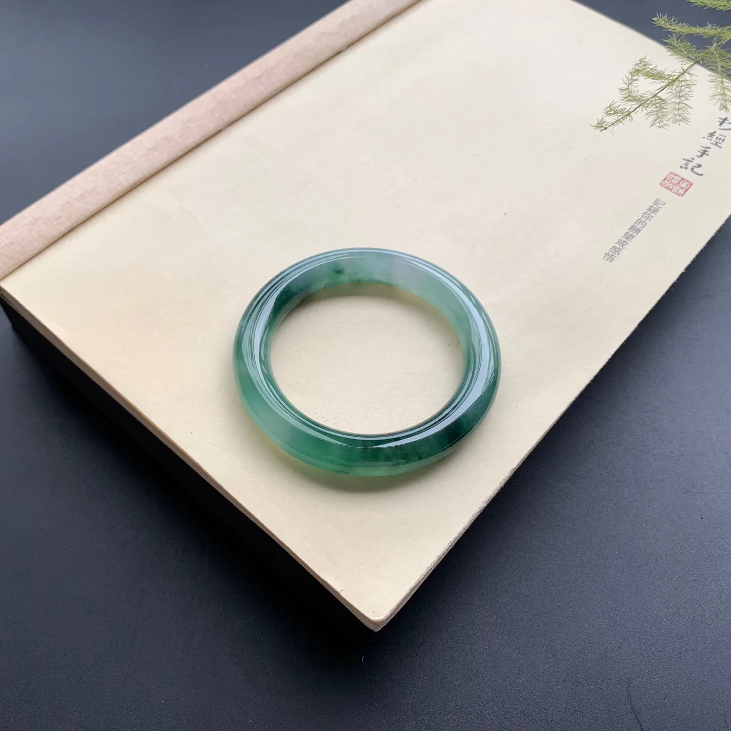 56圈口冰种飘花圆条手镯 尺寸：56-10.8，水润起胶，花色浓郁