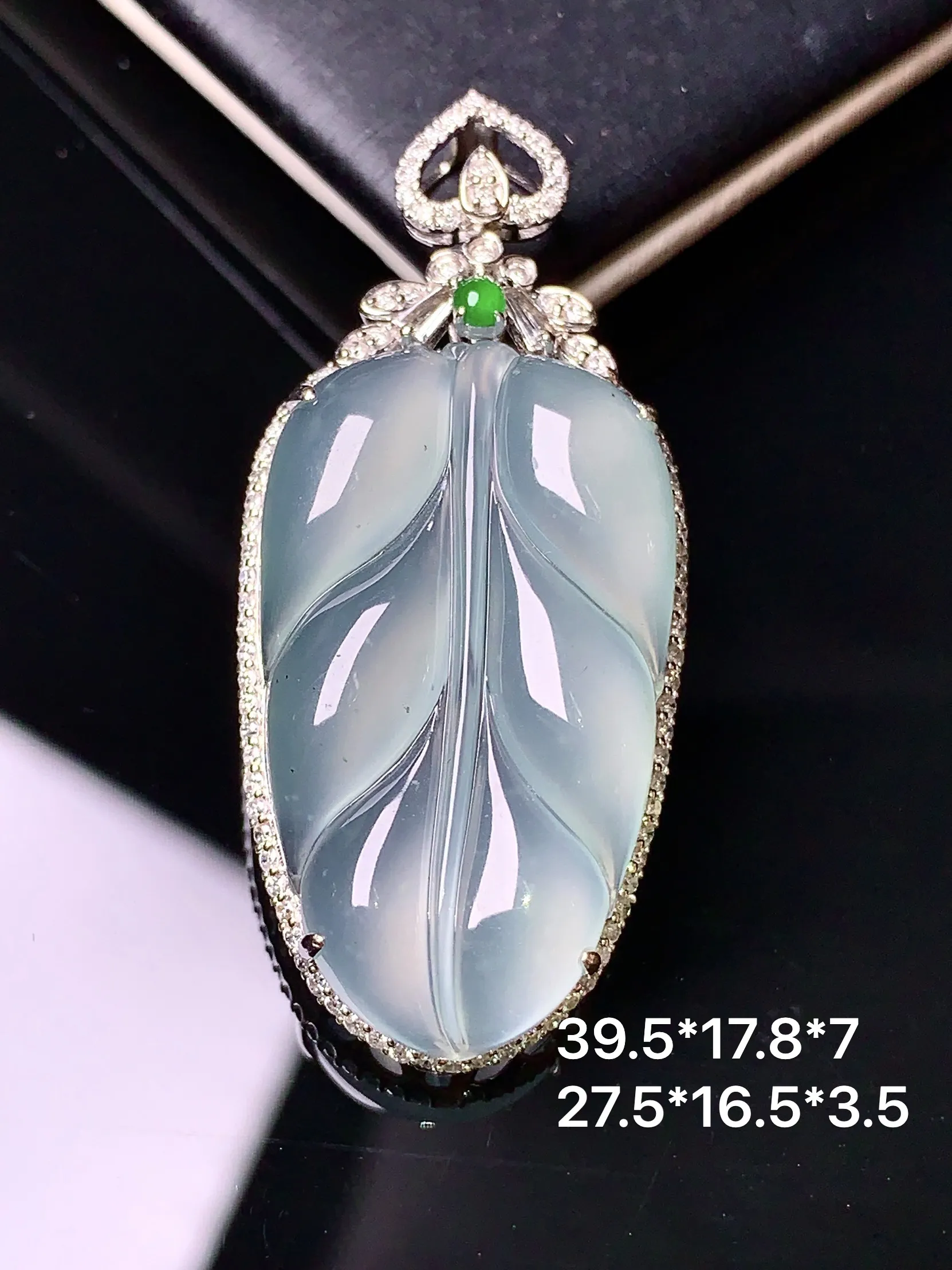 18k金钻镶嵌冰种树叶吊坠 玉质细腻 色泽艳丽 整体尺寸39.5*17.8*7