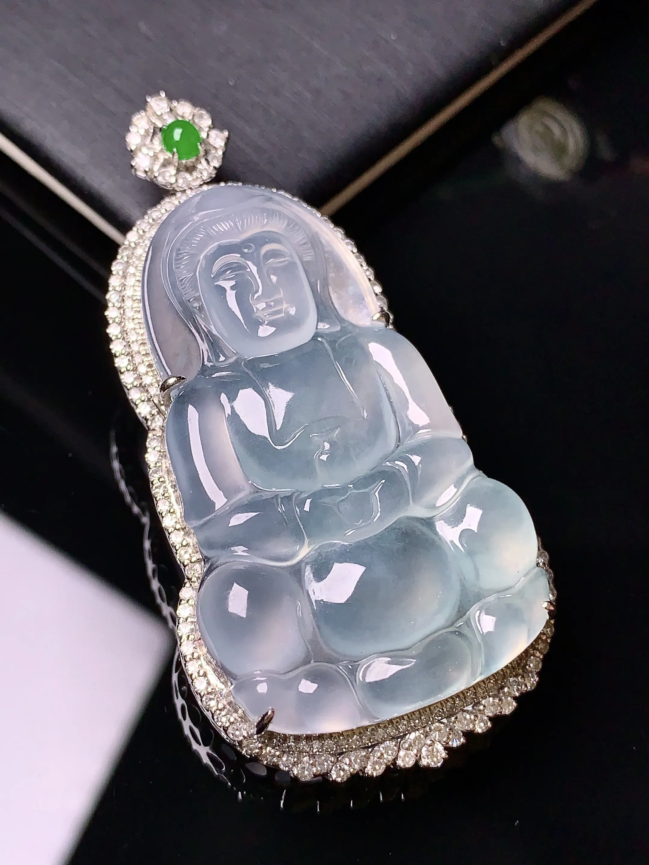 18k金钻镶嵌冰种观音吊坠 玉质细腻 色泽艳丽 整体尺寸55*27.8*10.2