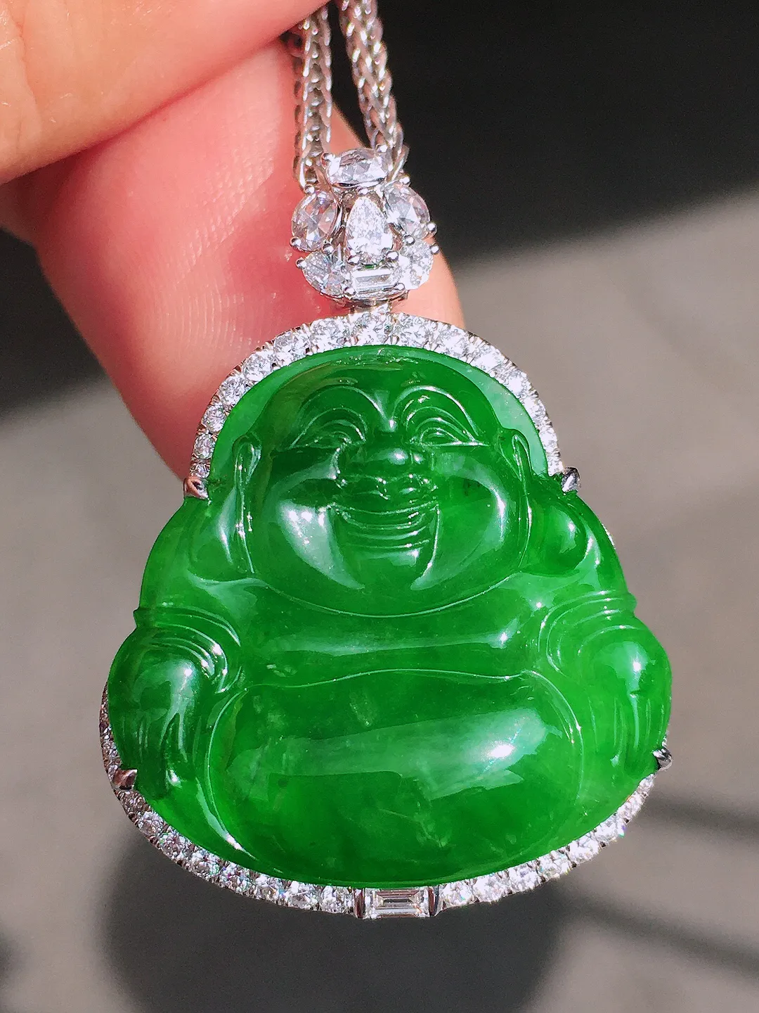 阳绿佛公吊坠，色泽均匀艳丽，玉质细腻，荧光感超
强，饱满圆润，尽显优雅气质，18k
金豪华镶嵌