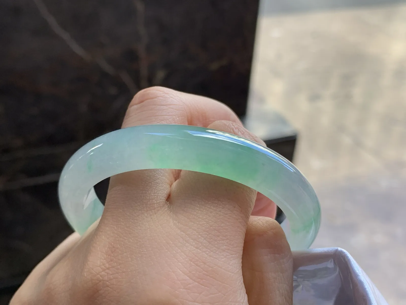 54.3-10.2-7.8

冰飘绿贵妃手镯^_^冰透 色阳 种水足清新 正圈51 52可以戴