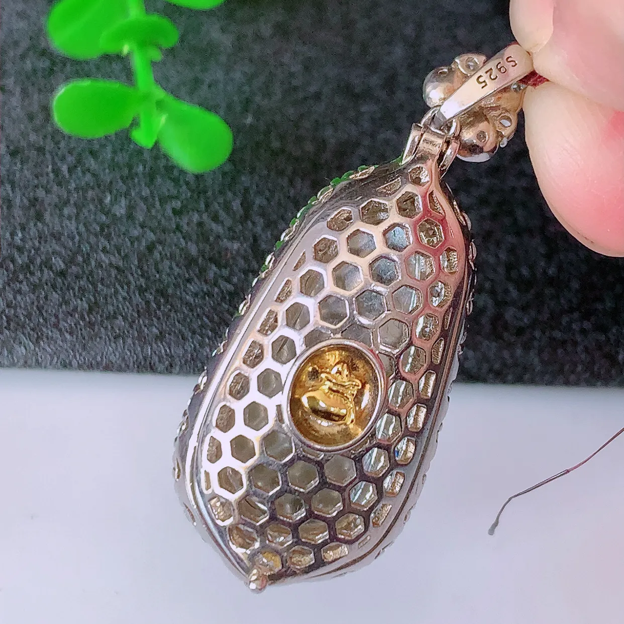 冰透满绿翡翠925银镶嵌四季豆吊坠，自然光实拍，翠色灵动，颜色漂亮，种老水足，品相佳，佩戴佳品！#97.31整体41*16.8*10.5裸石24.2*  10mm