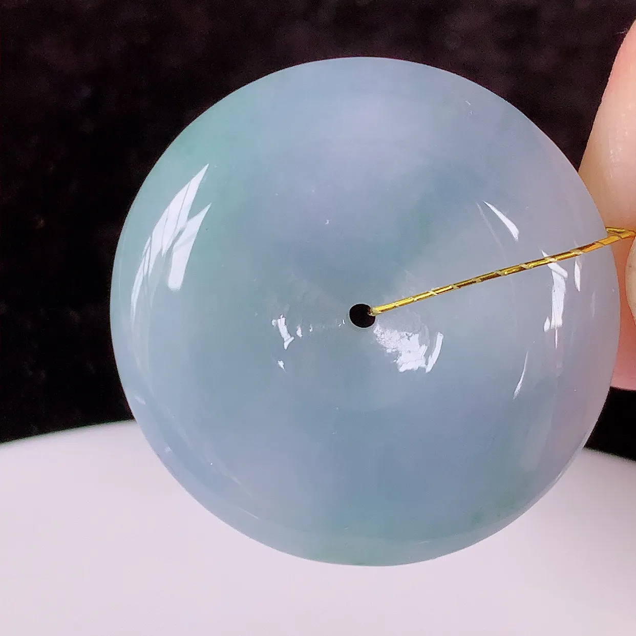 自然光实拍，冰润紫罗兰飘花翡翠平安扣吊坠，形体饱满圆润，平安扣肥嘟嘟的，平平安安，种水很好，配戴精美！#35.5