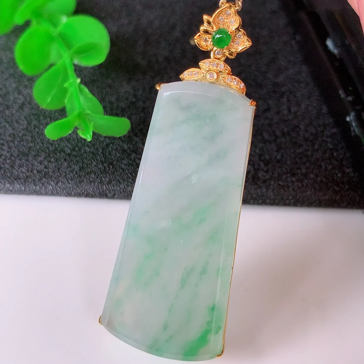 自然光实拍，18K金镶嵌冰种飘花翡翠平安无事牌吊坠，翡翠无事牌，平平安安，无事牌翠色灵动，佩戴平安时尚！#00.5整体46*21*6.6裸石43.8*19.5