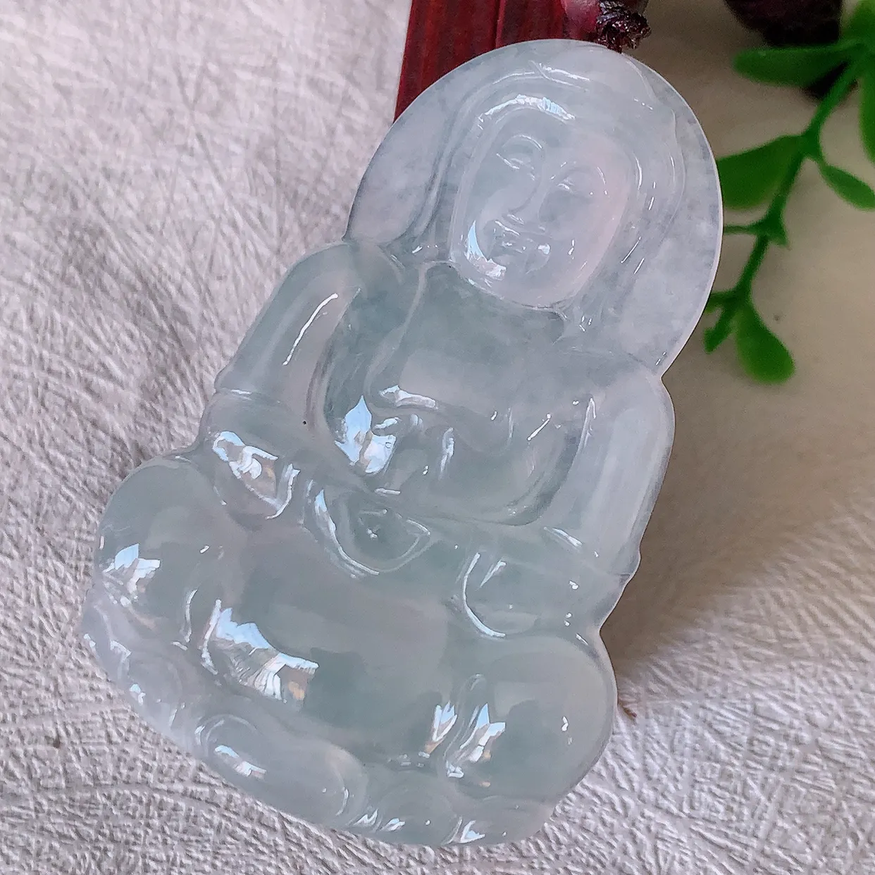 自然光实拍，冰种翡翠正装观音菩萨吊坠，赐福翡翠观音，冰透，起强玻璃光泽，  观音面相慈祥，雕琢细致， 佩戴气质！#46.31