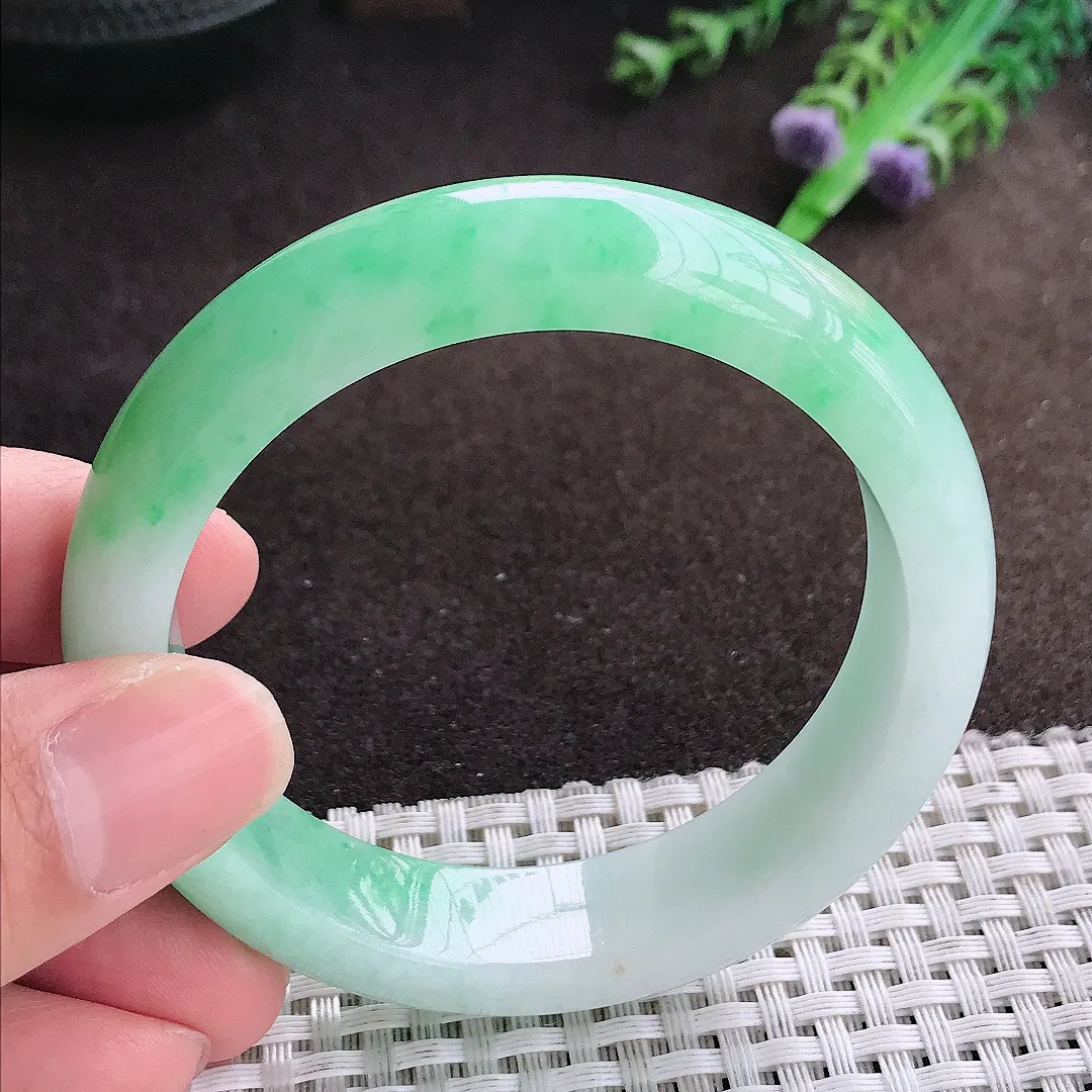 自然光54.5/14/8.2老坑精美温润飘绿手镯宽边翡翠玉镯美人镯