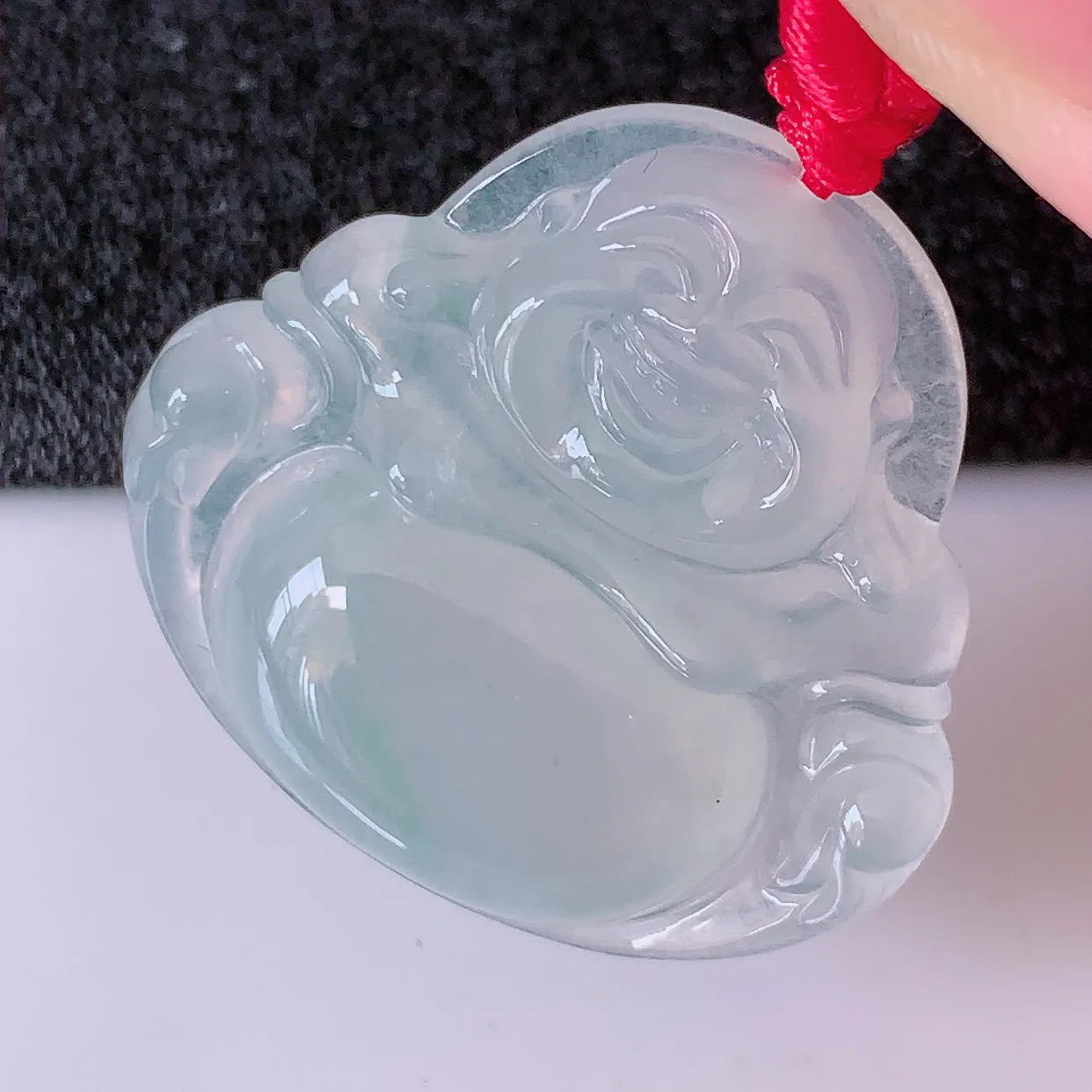 自然光实拍，冰种翡翠佛公，水灵起胶，翠色迷人，佛公在心中，一生平安， 饱满圆润， 开怀大笑佛公，配戴灵气十足！#03.31