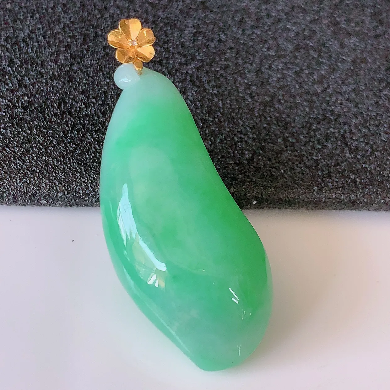 18K金镶嵌冰润满绿翡翠招财福瓜吊坠，精美饱满福瓜，种水足，形态圆润饱满， 福相十足 ！#01.31整体41裸石36*15-8.8mm