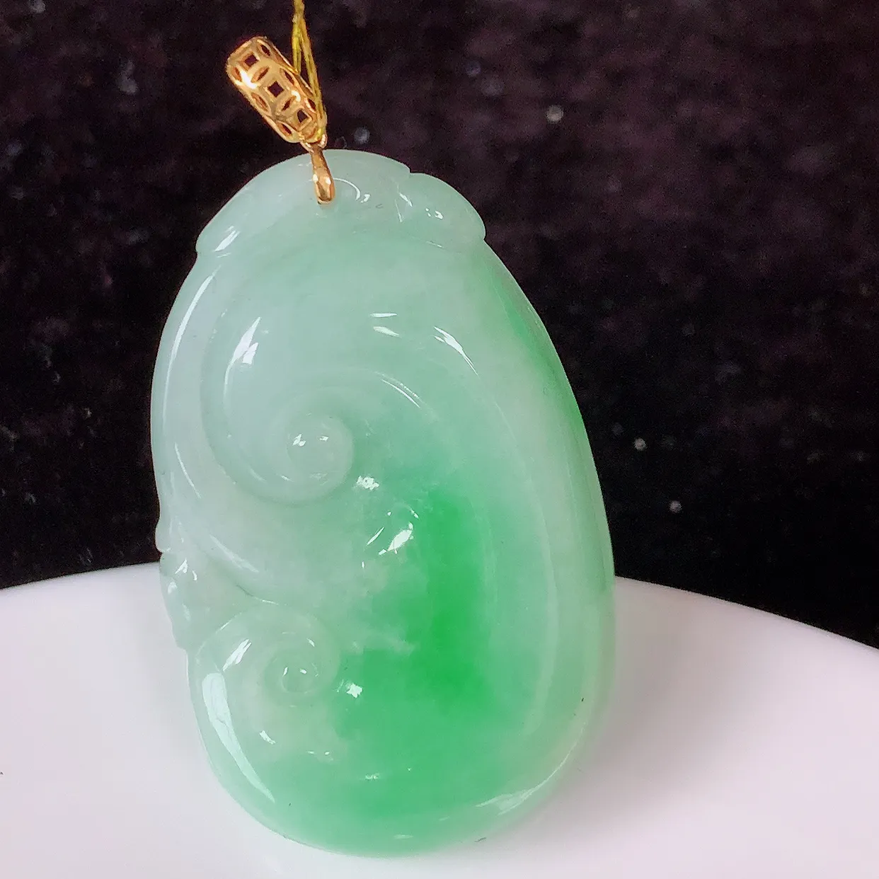 18k金镶嵌冰润飘绿翡翠如意吊坠，款式新颖，佩戴效果时尚出众，尽显气质，水润精细，美感十足。#35.5整体43.5裸石38*23*5.5