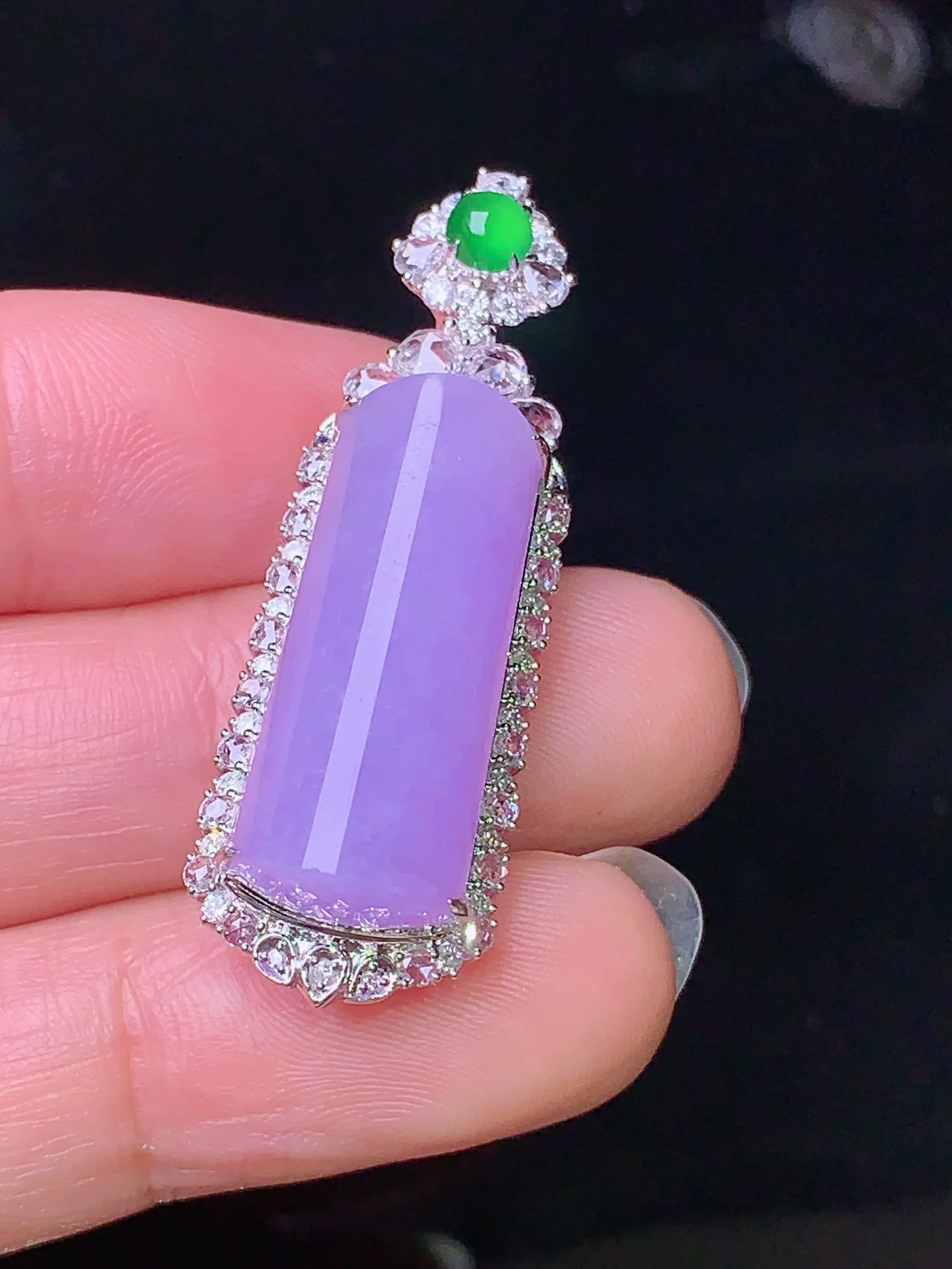18k金钻镶嵌紫罗兰玉柱吊坠 玉质细腻 色泽艳丽 整体尺寸38.7*13*11.2