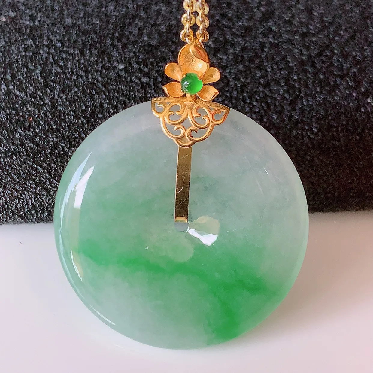 自然光实拍，18K金镶嵌冰种飘绿翡翠平安扣吊坠，玉扣，冰润光泽，寓意平平安安，平安扣佩戴时尚漂亮！#41.31整体30.5-24.5-4.5 裸石24.5*24.5mm