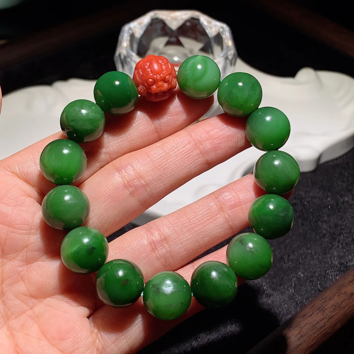 和田玉阳绿俄罗斯碧玉圆珠手串。单颗尺寸14重57克。玉质细腻油润。手推出油。佩戴高端典雅。lt251
