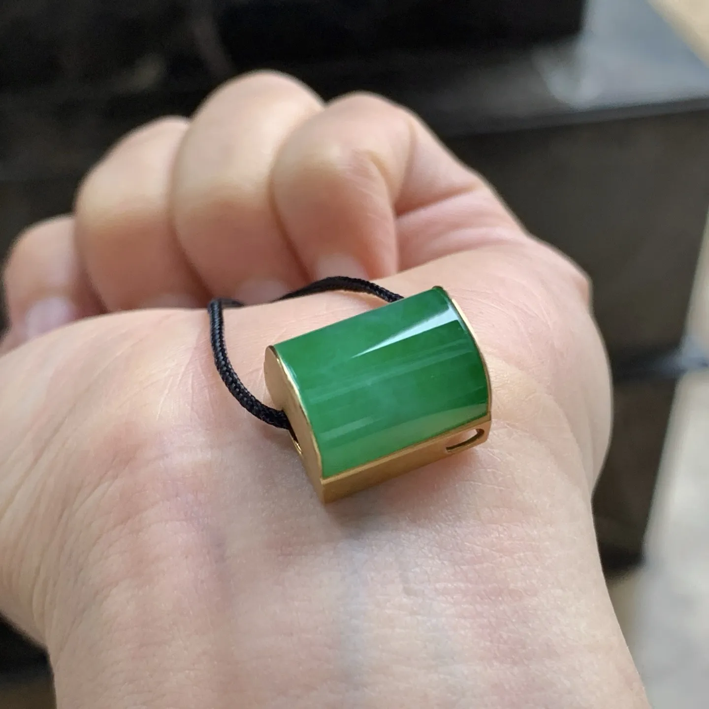 18k金镶嵌辣绿色吊坠^_^颜色鲜艳 玉质温润起光