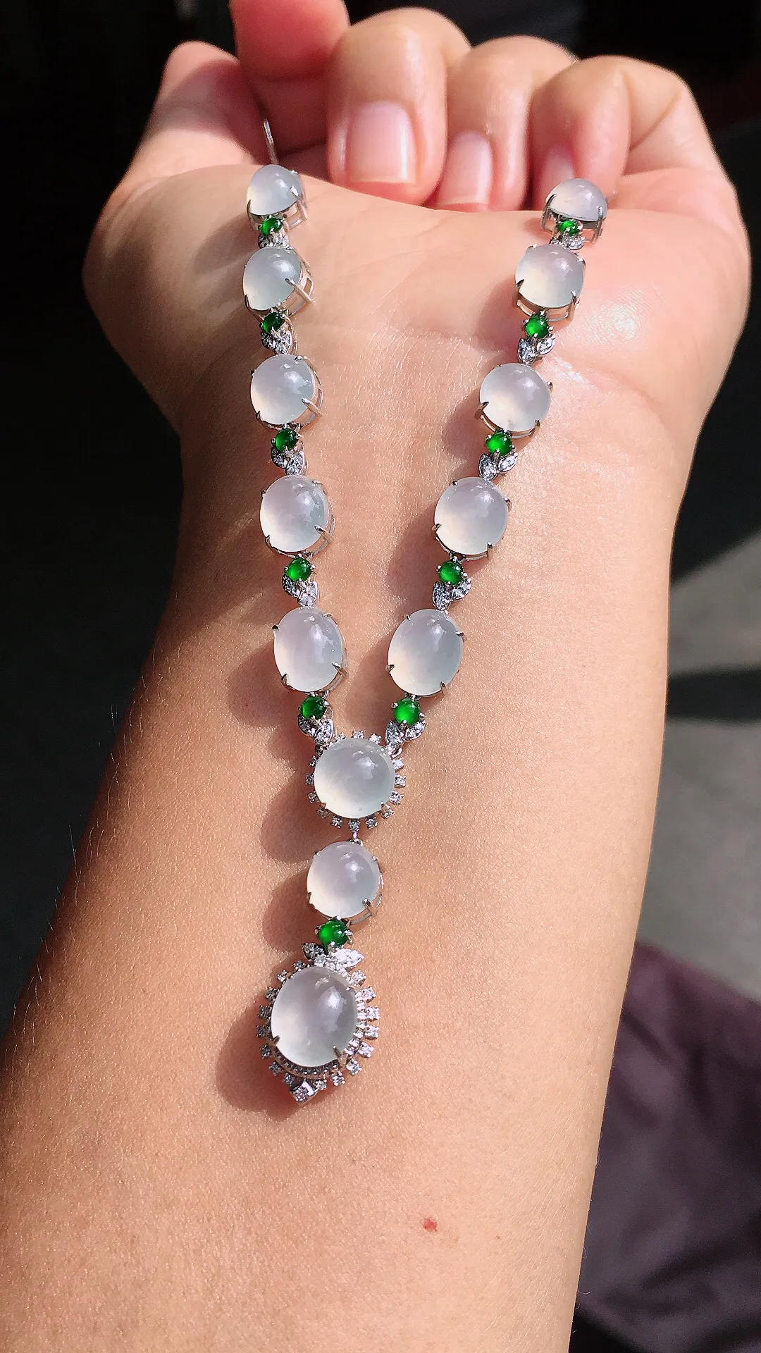 冰种蛋面晚装项链，玉质细腻，荧光感超
强，饱满圆润，尽显优雅气质，18k
金豪华镶嵌