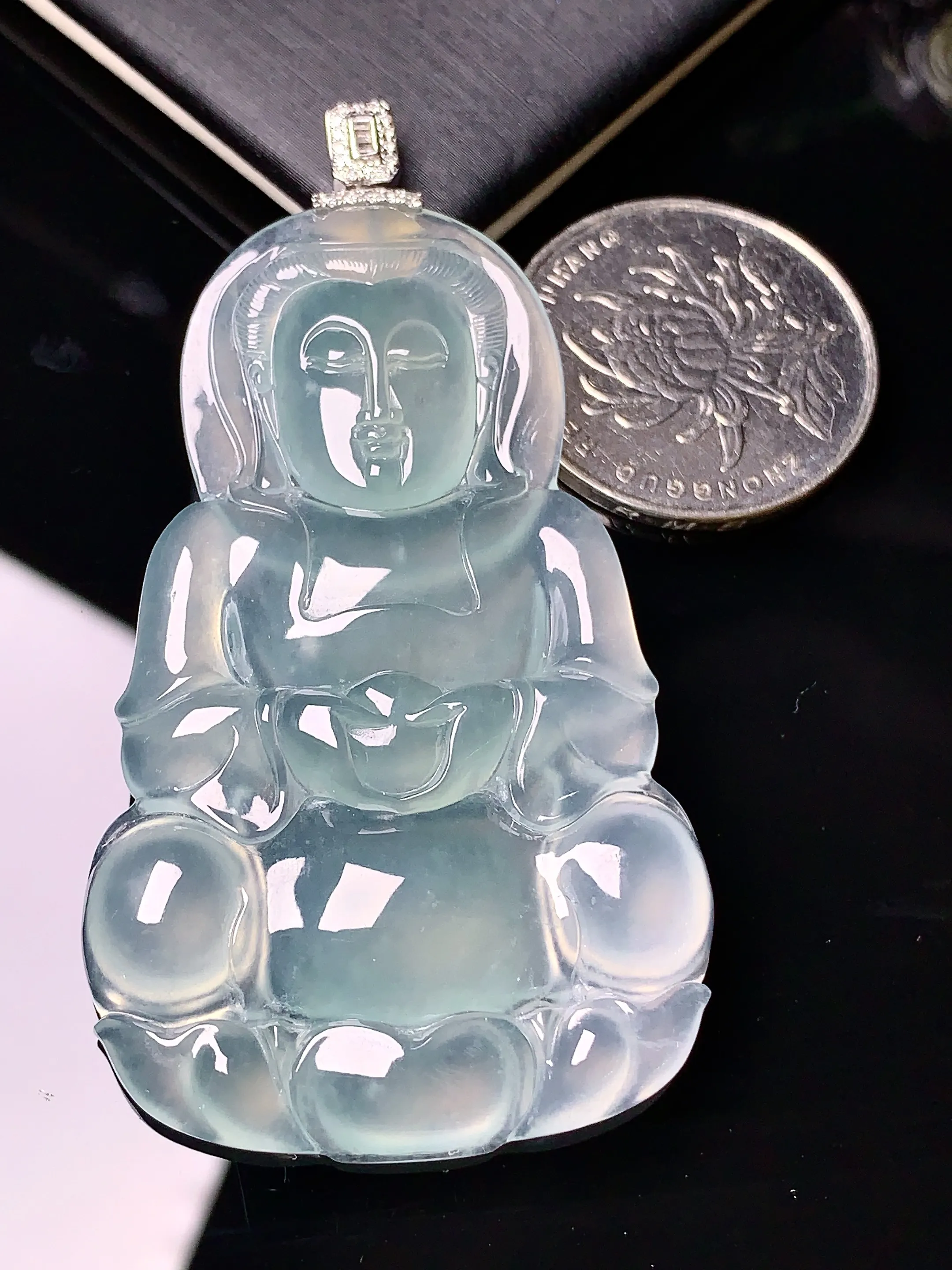 18k金钻镶嵌冰种观音菩萨吊坠 玉质细腻 色泽艳丽 整体尺寸44.5*35.5*5.5