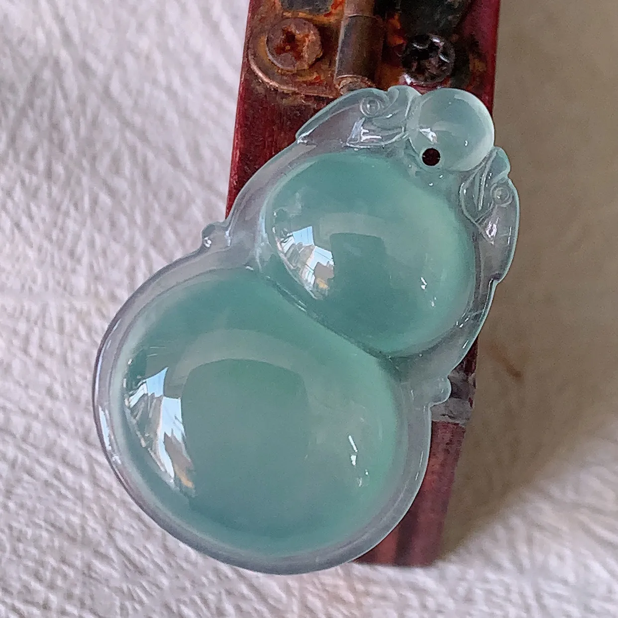 自然光实拍，冰种翡翠葫芦吊坠，葫芦寓意福禄双全，财源滚滚，饱满， 清新脱俗， 佩戴效果优雅迷人！#57.31