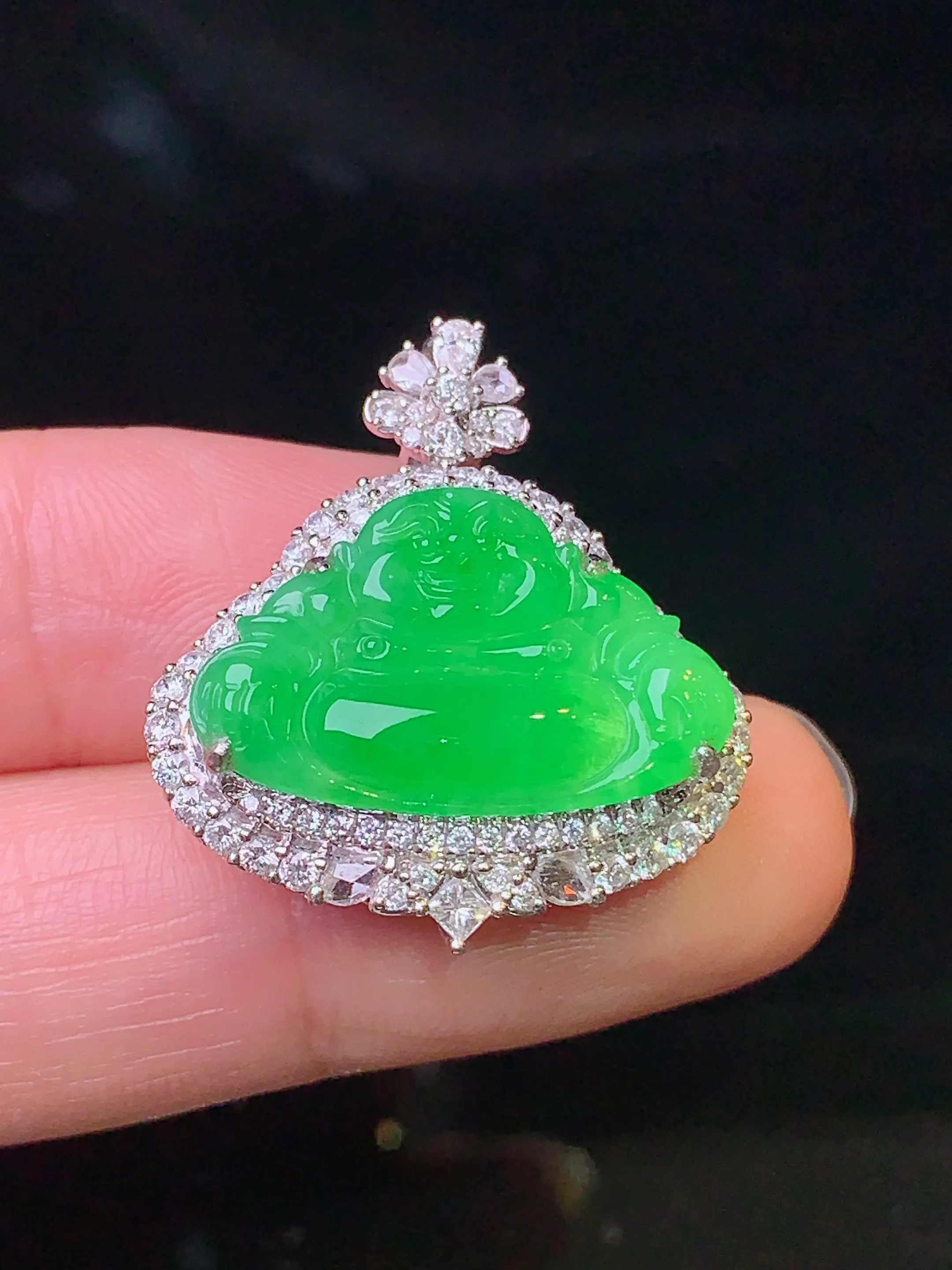 18k金钻镶嵌翠绿佛公吊坠 玉质细腻 色泽艳丽 整体尺寸27*24*10