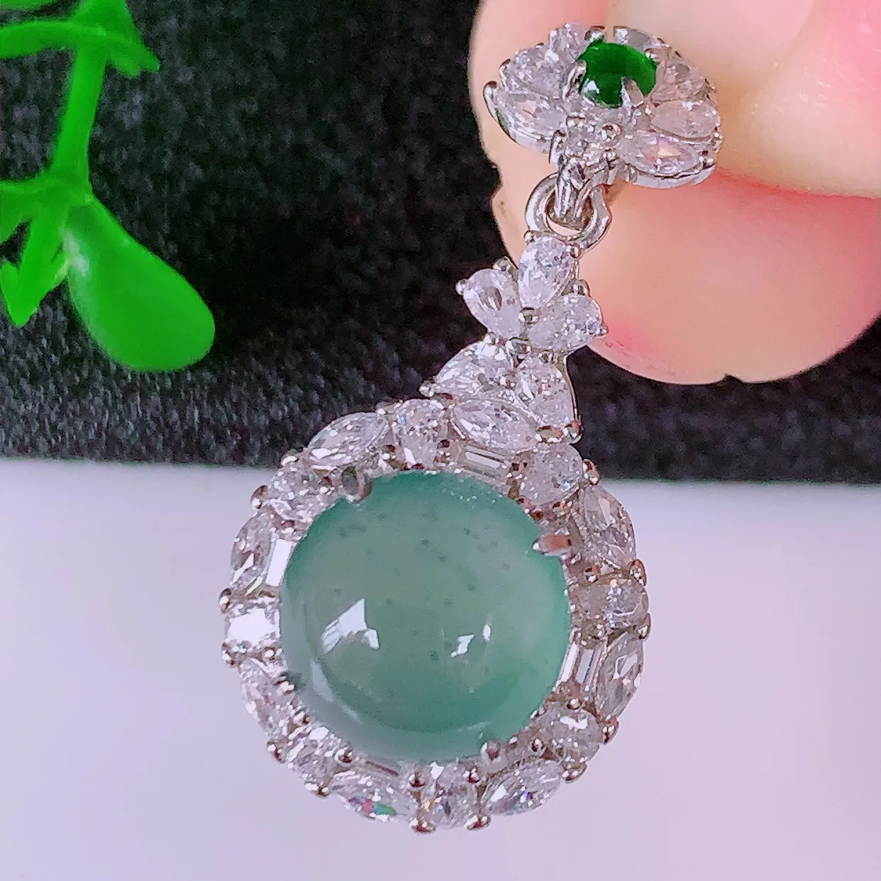 冰透满绿翡翠925银镶嵌吊坠，自然光实拍，翠色灵动，颜色漂亮，种老水足，品相佳，佩戴佳品！#97.5整体27*14*9裸石9*9