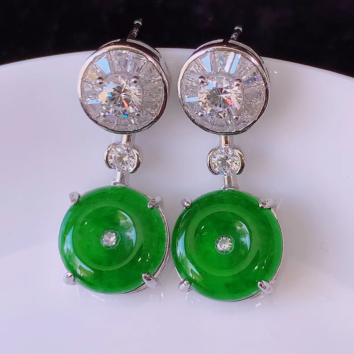 冰透满绿翡翠925银镶嵌耳坠，自然光实拍，翠色灵动，颜色漂亮，种老水足，品相佳，佩戴佳品！#97.3