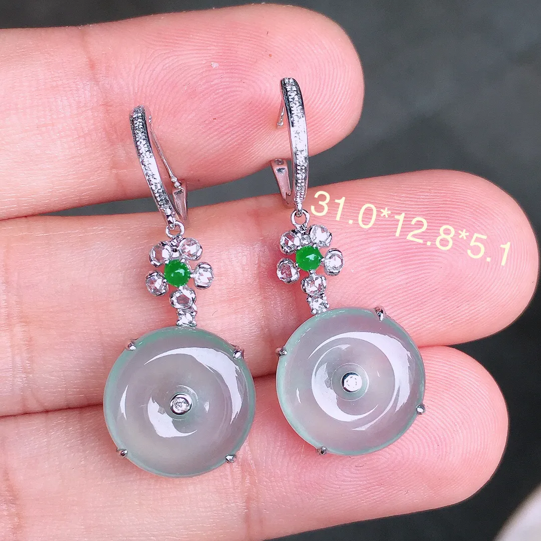 冰种平安扣耳坠，玉质细腻，荧光感超
强，饱满圆润，尽显优雅气质，18k
金豪华镶嵌