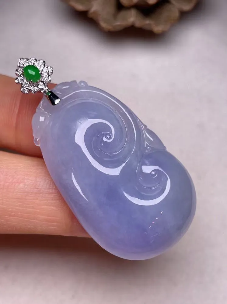 冰糯种紫罗兰如意吊坠、真金真钻镶嵌，种水好，玉质细腻 .裸石尺寸 36.5*21.3