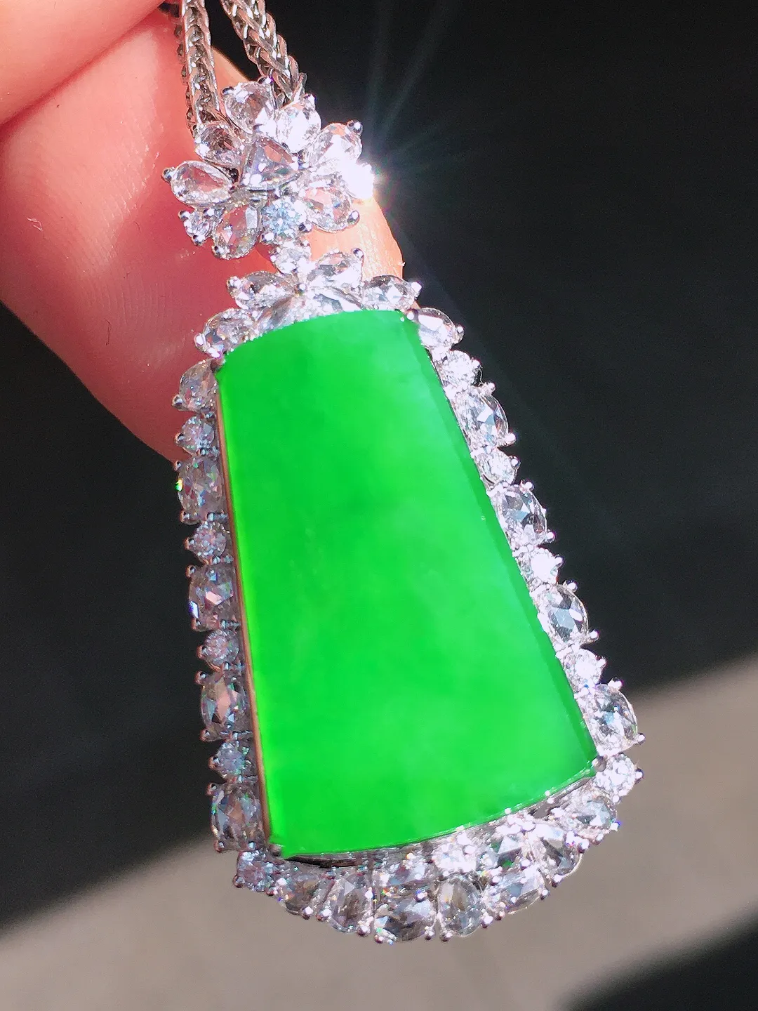 阳绿无事牌吊坠，色泽均匀艳丽，玉质细腻，荧光感超
强，饱满圆润，尽显优雅气质，18k
金豪华镶嵌