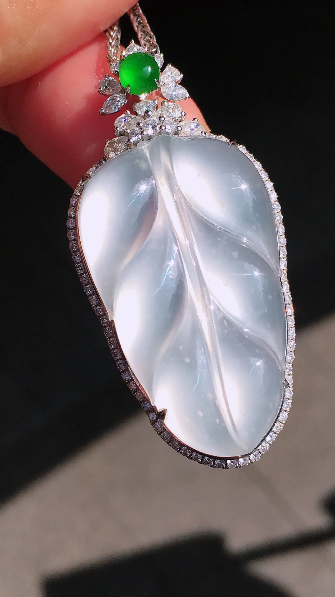 冰种玉叶吊坠，玉质细腻，荧光感超
强，饱满圆润，尽显优雅气质，18k
金豪华镶嵌