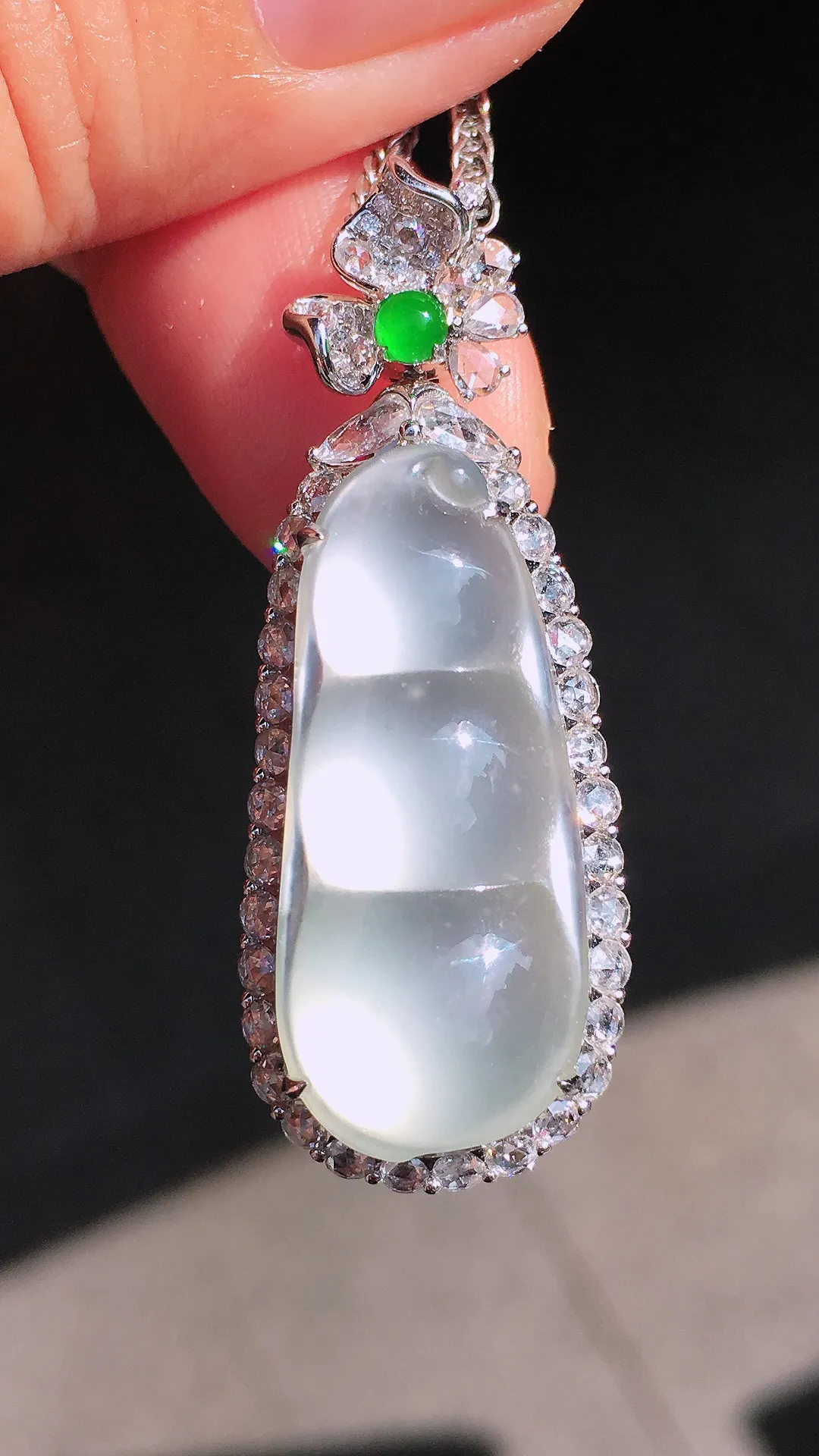 冰种福豆吊坠，玉质细腻，荧光感超
强，饱满圆润，尽显优雅气质，18k
金豪华镶嵌