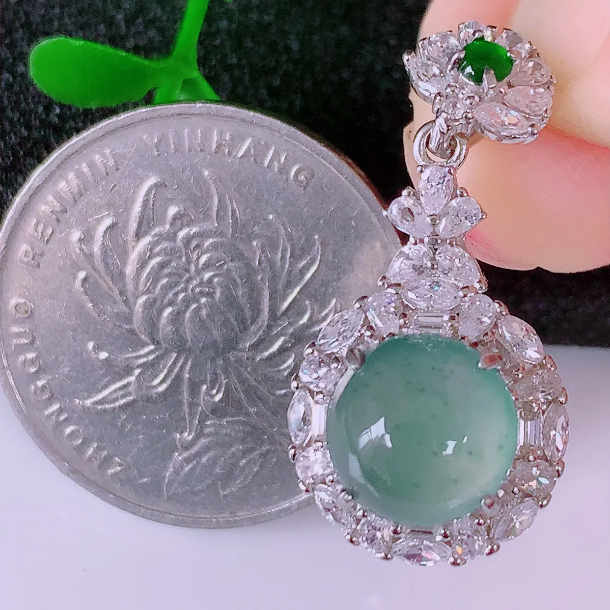 冰透满绿翡翠925银镶嵌吊坠，自然光实拍，翠色灵动，颜色漂亮，种老水足，品相佳，佩戴佳品！#97.5整体27*14*9裸石9*9