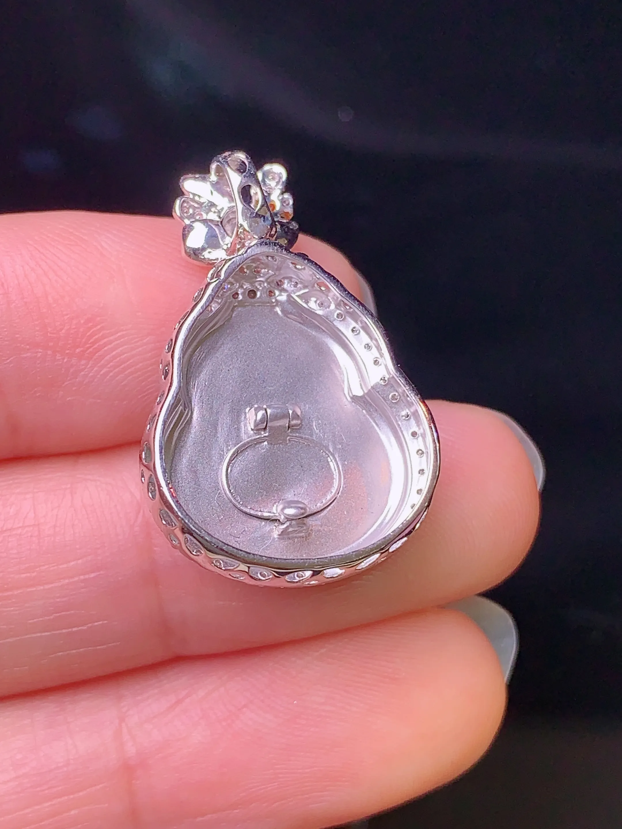 18k金钻镶嵌翠绿葫芦吊坠 玉质细腻 色泽艳丽 整体尺寸27.2*17*8