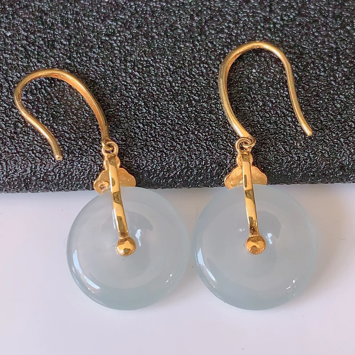 18k金镶嵌冰种翡翠平安扣耳坠，沁人心脾，耳坠佩戴效果大气出众，尽显气质。种水好，胶感足，颜相当漂亮， 高性价比，值得入手品鉴！#01.31整体20裸石12-3mm