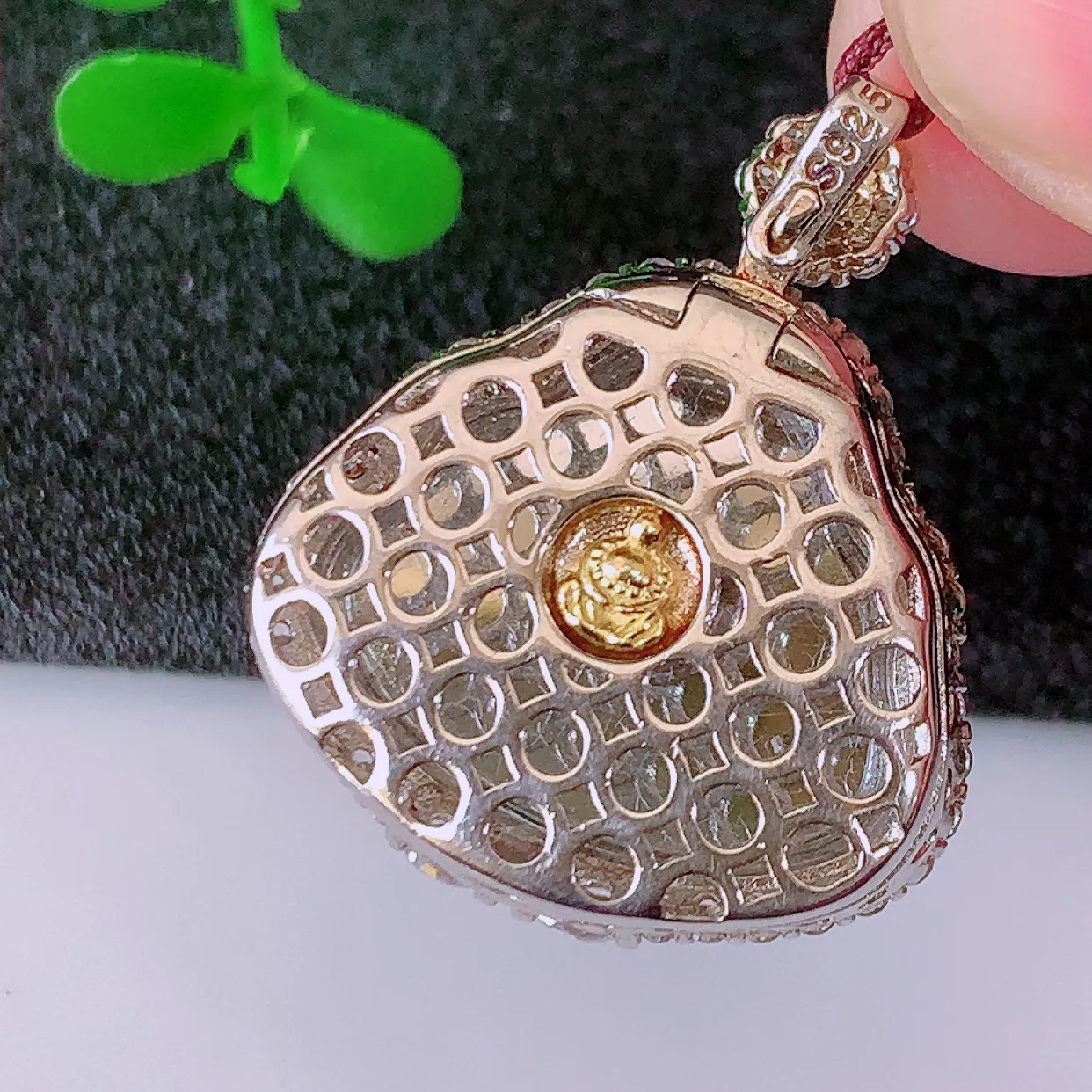 冰透满绿翡翠925银镶嵌佛公吊坠，自然光实拍，翠色灵动，颜色漂亮，种老水足，品相佳，佩戴佳品！#97.31整体27*23*8.2 裸石22*17mm