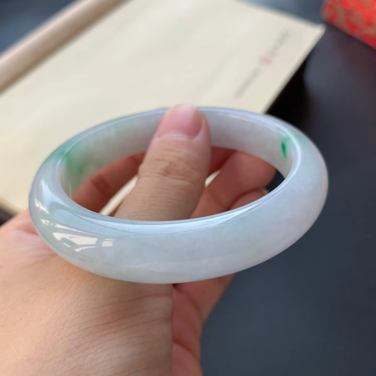 54圈口飘绿正圈手镯 尺寸：54-11.8-8.2，无纹裂，细腻光滑，色泽靓丽