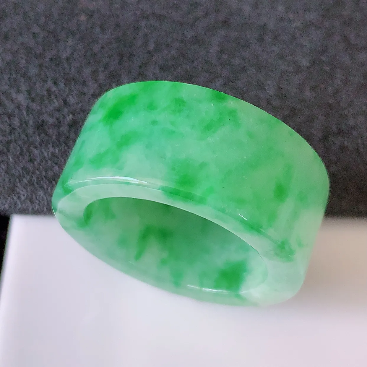 自然光实拍，21mm内径翡翠扳指，冰润指环，玉扳指，戒指，财源滚滚，玉质细腻起胶，26圈口，种水好！