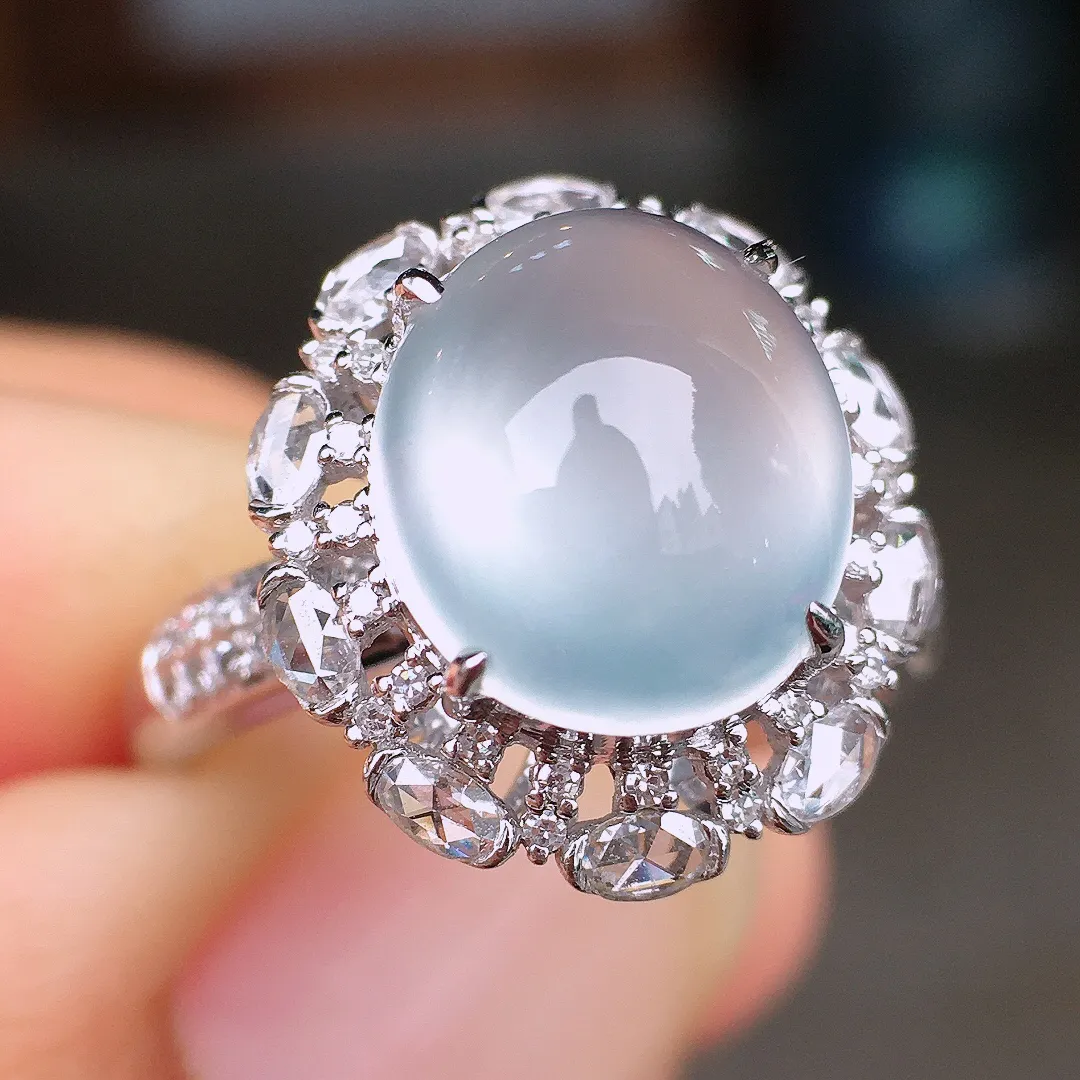 玻璃种蛋面戒指，玉质细腻，荧光感超
强，饱满圆润，尽显优雅气质，18k
金豪华镶嵌