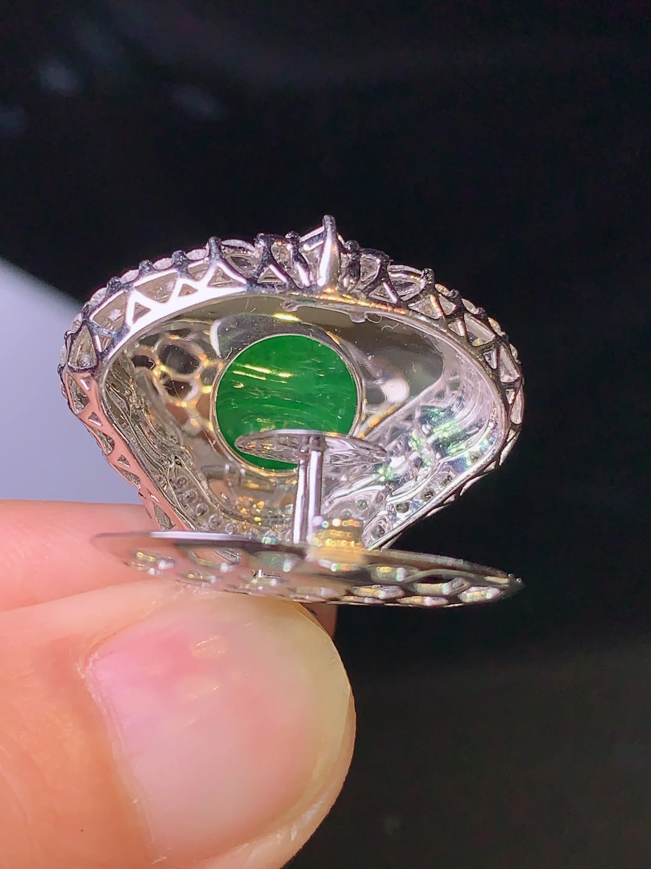 18k金钻镶嵌翠绿佛公吊坠 玉质细腻 色泽艳丽 整体尺寸27*24*10