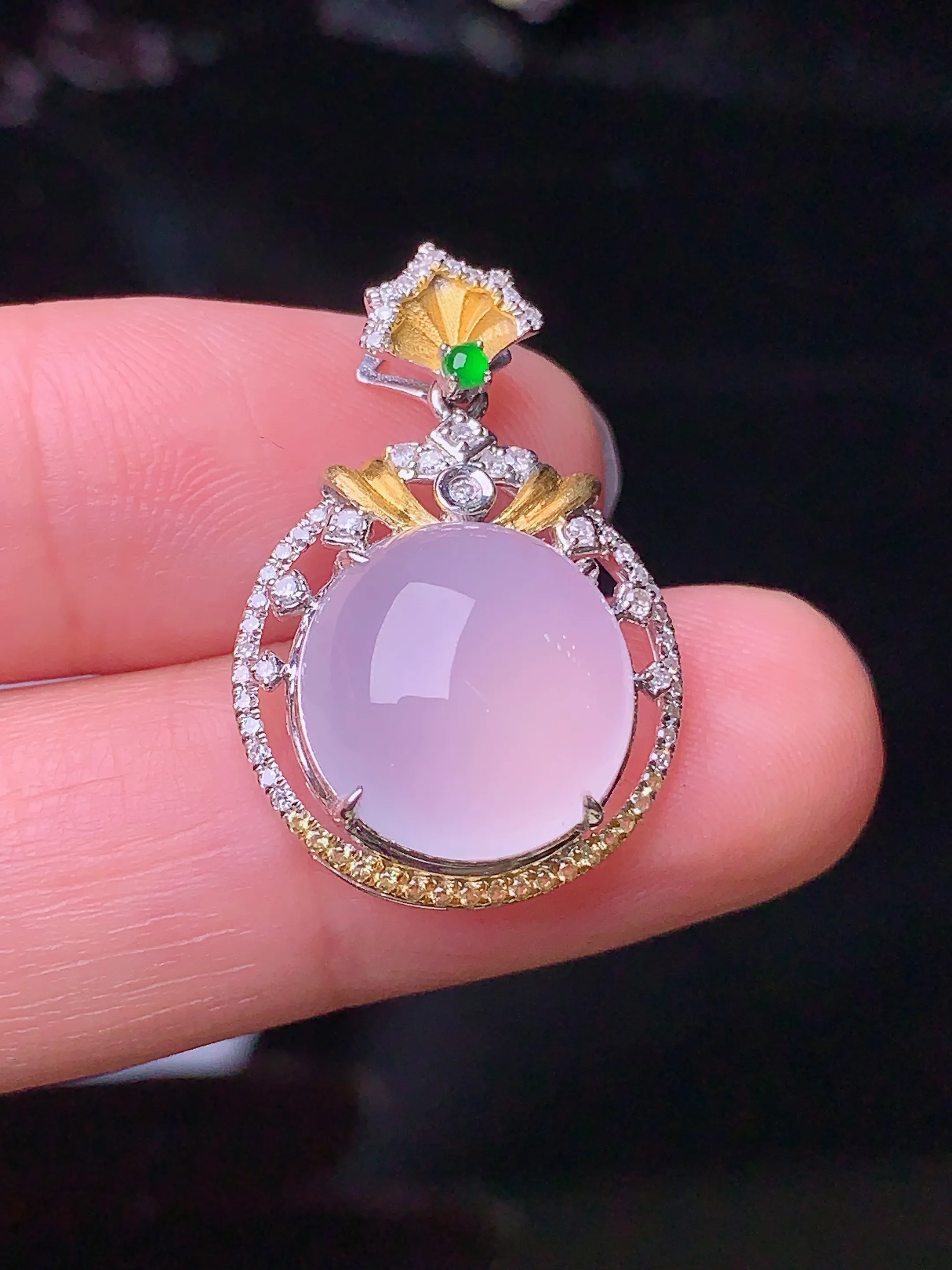 18k金钻镶嵌冰种蛋面吊坠 玉质细腻 色泽艳丽 整体尺寸25.8*17*7.7