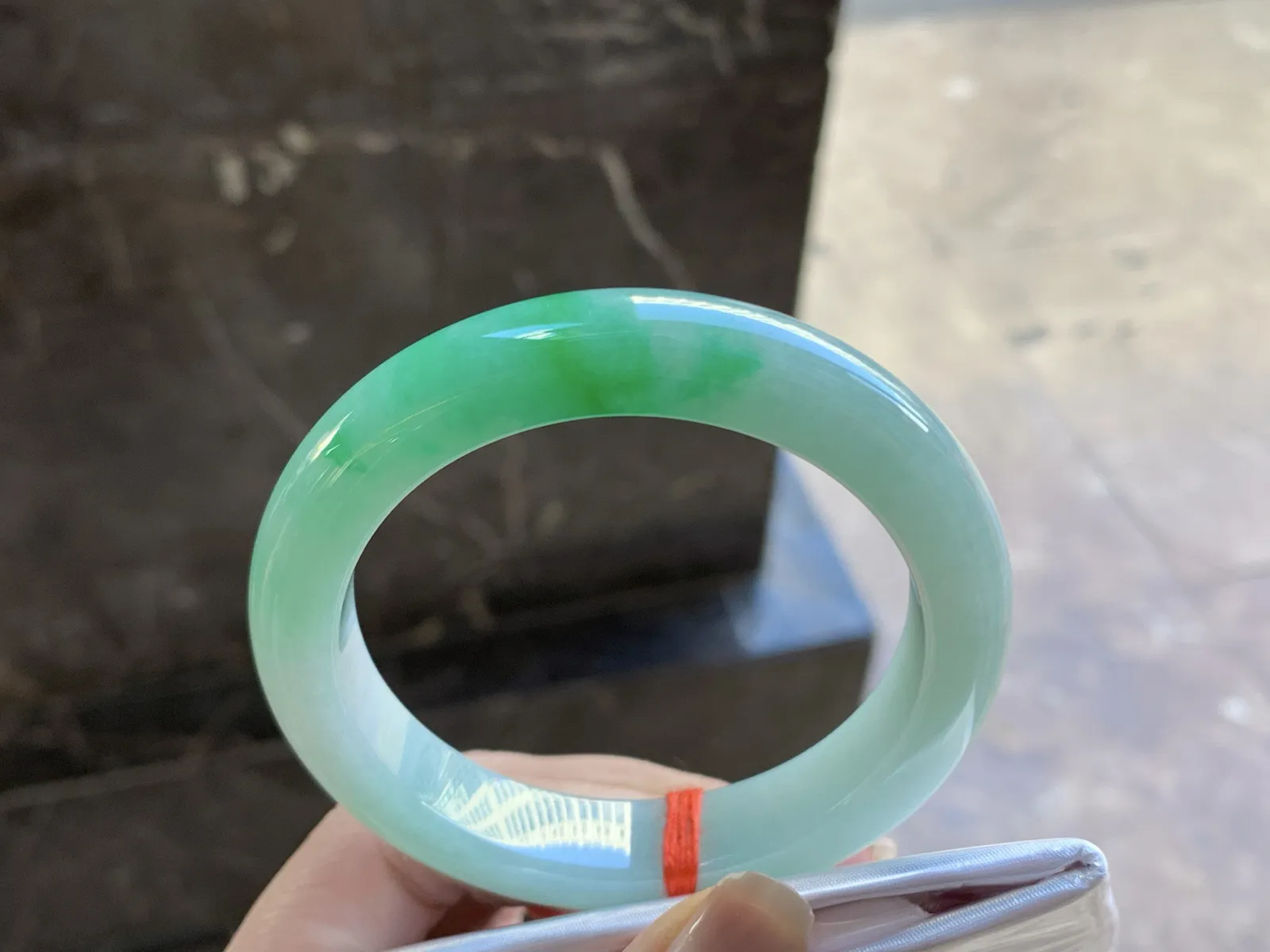 56-12.2-9

带色手镯^_^颜色鲜艳 玉质温润