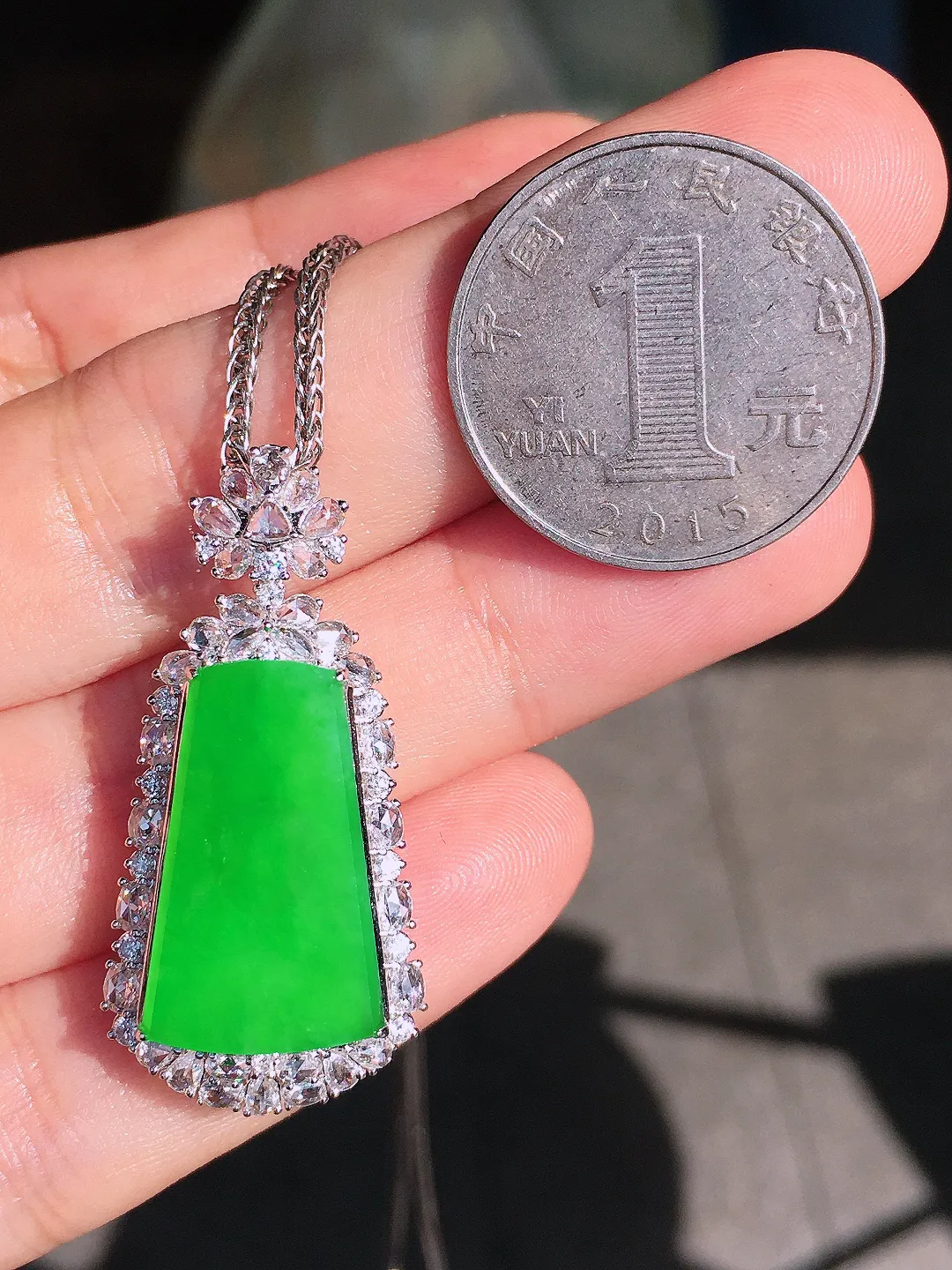 阳绿无事牌吊坠，色泽均匀艳丽，玉质细腻，荧光感超
强，饱满圆润，尽显优雅气质，18k
金豪华镶嵌