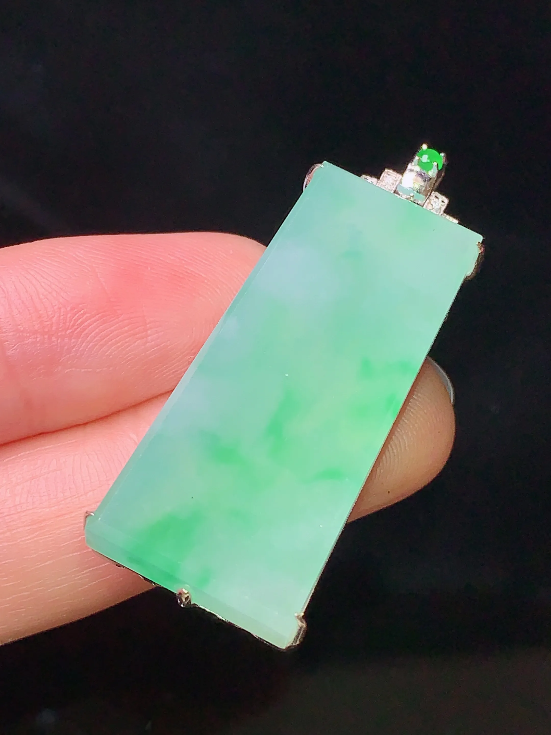 18k金钻镶嵌翠绿无事牌吊坠 玉质细腻 色泽艳丽 整体尺寸42*16*8.2