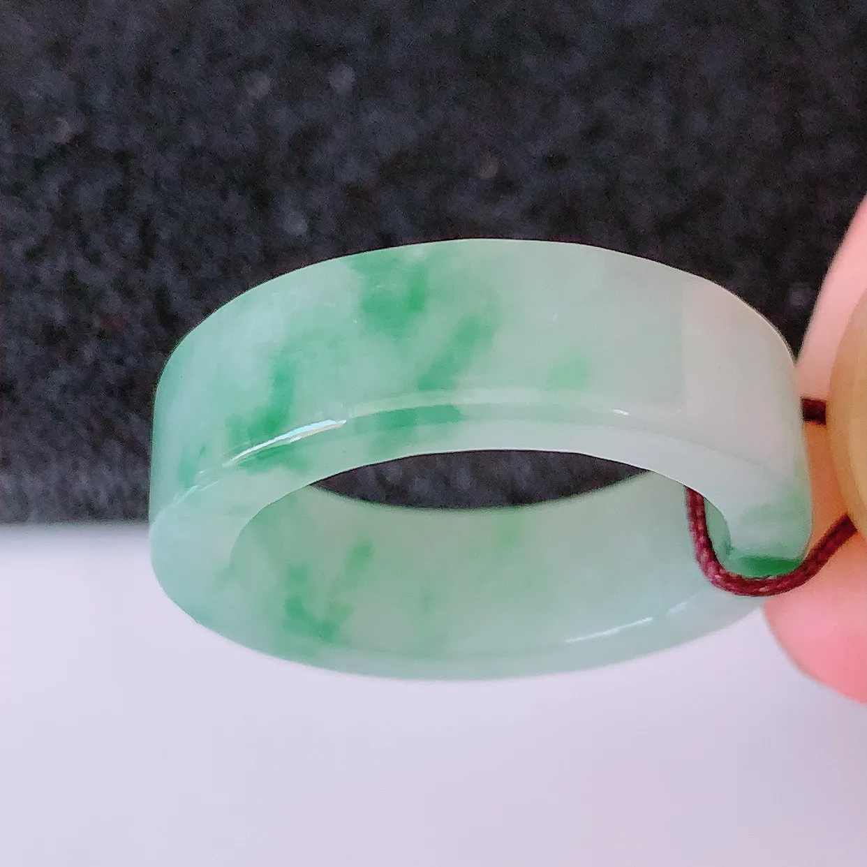 自然光实拍，18.2mm内径冰飘花翡翠指环，玉戒指，玉质莹润，好精美好冰润的指环， 18圈口，上手纤巧！#12.31尺寸18.2-6.8-3mm