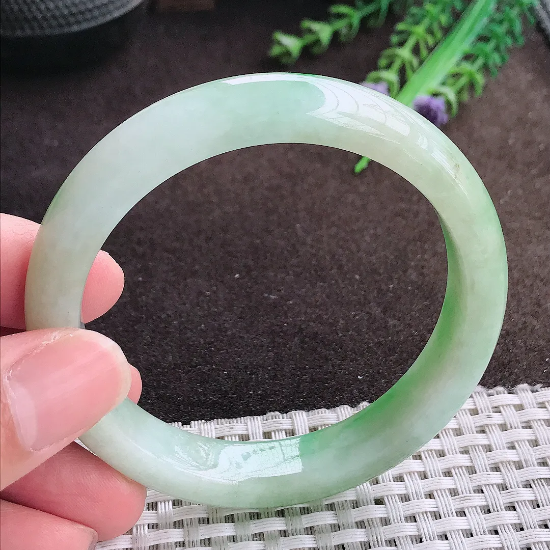 自然光56/11.9/8.5老坑精美温润飘阳绿手镯宽边翡翠玉镯美人镯