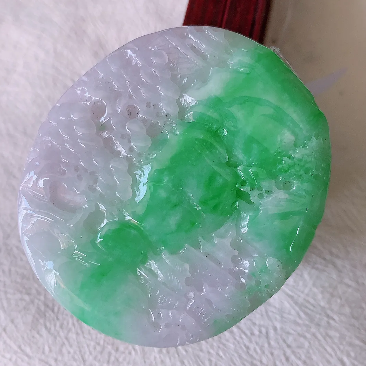 自然光实拍，冰润飘绿山水牌吊坠，翡翠山水，立体生动形象， 山水素材布局合理， 意境感佳， 佩戴上身效果更高贵 #49.31