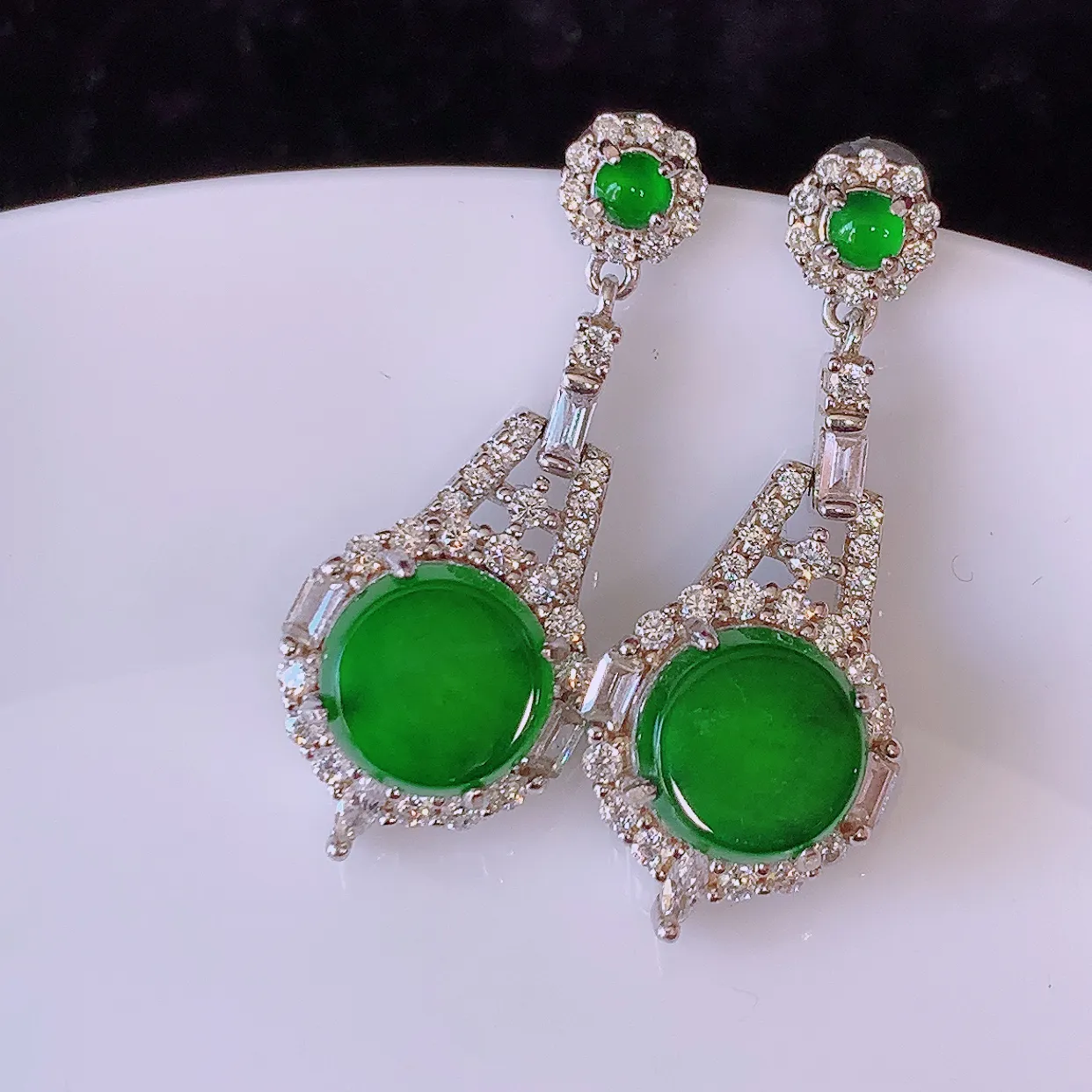 冰透满绿翡翠925银镶嵌耳坠，自然光实拍，翠色灵动，颜色漂亮，种老水足，品相佳， 佩戴佳品！#97.